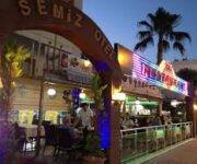 Semiz Hotel & Restaurant Alanya’nın havuz kenarı terasa bakan dış cephe görünümü, açık hava restoran ve bar alanı.
