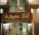 Cafe Zeytin Dalı Alanya’da zeytin ağaçları altında kurulu masa üzerinde sunulan kahvaltı tabağı; peynir çeşitleri, zeytin, domates, salatalık, bal, tereyağı ve çay ile doğal kahvaltı sunumu