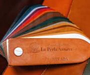 Perla Leather & Fur mağazasında lüks deri ve kürk ceketler ile aksesuarlar sergileniyor.