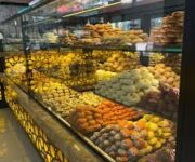 Alanya Avsallar’da yer alan Avsallar Fırın & Kafe’nin ön cephesi ve açık oturma alanı