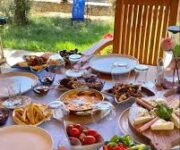 Datça Ev Yemekleri Gazipaşa Alanya’da tencerede pişmiş zeytinyağlı yaprak sarma, kuru fasulye ve pilav sunumu