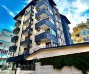 Alanya şehir merkezinde yer alan Best Alanya Otel’in modern dış cephesi ve balkonlu odaları