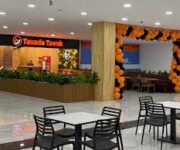 Gazipaşa Tavada Tavuk restoranında sıcak servis edilen çıtır tavuk menüsü. alanya