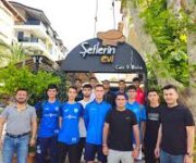 Şeflerin Evi Gazipaşa Pastanesi'nde sergilenen taze yaş pasta ve unlu mamuller vitrini Alanya