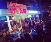 Star Çorba Izgara Alanya’nın iç mekânında, rahat ve şık sandalyelerle donatılmış bir oturma alanı; masalar ve yemek servisine hazır bir ortam.