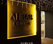 Alanya’daki AHBAB LOUNGE’un modern dekorasyonlu iç mekânı ve rahat oturma alanları Alanya