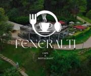“Feneraltı Cafe Restaurant Alanya’da deniz manzaralı masa ve sunulan lezzetlerden oluşan hoş bir öğün görüntüsü.”
