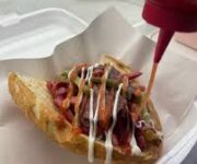 Alanya’da 7/24 Fast Food işletmesinin gece saatlerinde açık olan şubesi ve servis edilen hamburger menüsü