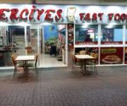 Erciyes Fastfood Alanya’da közde pişmiş kokoreç ve kumru sandviç sunumu