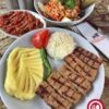Cız Bız Köfte Alanya’da tabakta sunulan ızgara köfte, pilav ve közlenmiş biber eşliğinde servis