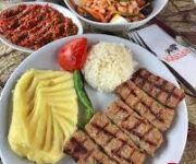 Cız Bız Köfte Alanya’da tabakta sunulan ızgara köfte, pilav ve közlenmiş biber eşliğinde servis
