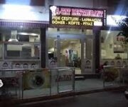 Naula Lounge & Beach Alanya’nın sahil manzaralı oturma alanı ve deniz kenarında servis edilen kokteyller