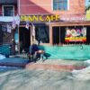 Han Cafe & Nargile Alanya’nın loş ışıklı oturma alanı ve masada servis edilen nargile takımı