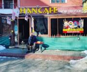 Han Cafe & Nargile Alanya’nın loş ışıklı oturma alanı ve masada servis edilen nargile takımı