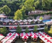 Dim Çayı Otantik Göl Piknik’te su üstü kamelyalarda göl manzaralı doğayla iç içe piknik alanı.