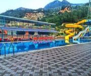 Dimçayı Panorama Piknik Restaurant Alanya’da su üstü kamelyalarda göl manzaralı doğal piknik alanı ve geleneksel kahvaltı sunumu.