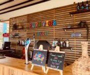 Pura Vida Beach Alanya’nın denize sıfır konumda kurulmuş şezlongları, palmiye ağaçları ve lüks plaj atmosferi