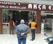 Akça Pastanesi önünde ürün seçimi için bekleyen halk.