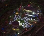 Rüya Tepe Restaurant Alanya’da gün batımı eşliğinde yüksek tepe manzarasına karşı kurulmuş bir masa; masa üzerinde ızgara et, meze tabakları ve içecekler yer almakta.