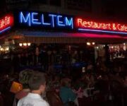 Meltem Cafe Restoran Alanya’nın gündüz saatlerinde deniz manzaralı açık hava oturma alanı ve zengin menüsüyle servis edilen sofralar