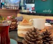 Alanya’da denize sıfır konumda yer alan Rest in Beach Plaj №54'te şezlonglar, güneş şemsiyeleri ve masmavi Akdeniz manzarası