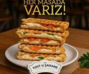 Sanayi Tostçu Selma Alanya’da servis edilen bol malzemeli, çift kat kaşarlı tost ve yanında çıtır patates kızartması ile ayran sunumu