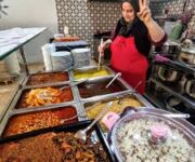 Helal Lokma Ev Yemekleri restoranında servis edilen nohut yemeği, pirinç pilavı, cacık ve yanında taze ekmek ile geleneksel Türk ev yemeği tabağı Alanya