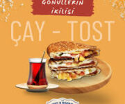 Tostu Ala Alanya’da servis edilen bazlamalı, bol kaşarlı ve sucuklu tost; yanında çıtır patates kızartması ve ayran ile birlikte sıcak tabak sunumu