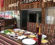 Cemal Kahvaltı Alanya’da açık hava masasında sunulan serpme köy kahvaltısı; peynir çeşitleri, zeytin, domates, yumurta, reçel, bal, kaymak ve çay servisiyle zengin kahvaltı sunumu