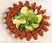 Samsat Çiğköfte Konaklı Alanya’da özel sunum tabaklarında servis edilen etsiz çiğköfte, yeşillik ve lavaş