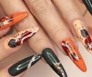 “Queen Nail Alanya’da profesyonel manikür ve nail art uygulaması yapılan müşteri”