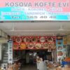Kosava Köftecisi Alanya’da közde pişmiş ızgara köfte, pilav ve salata ile servis edilen porsiyon tabağı