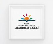 Alanya Mehmet Arif Türktaş Anadolu Lisesi binası, modern eğitim olanakları ve öğrencilerine güvenli, destekleyici bir öğrenme ortamı sunan lise.