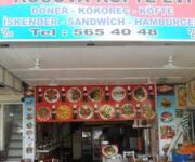 Kosava Köftecisi Alanya’da közde pişmiş ızgara köfte, pilav ve salata ile servis edilen porsiyon tabağı