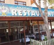 KEK Öz Akdeniz Alanya’da tezgâhta sergilenen taze ve günlük kek çeşitleri, pasta dilimleri ve tatlılar