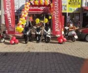 Komagene Gazipaşa Alanya şubesinde hazırlanmış bol malzemeli etsiz çiğ köfte dürümü ve nar ekşili yeşillik tabağı