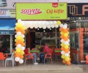 Sosyete Çiğ Köfte Alanya şubesinde sunulan acılı çiğköfte dürüm ve yeşillik tabağı