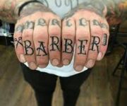 Monster Kuaför Barber Shop Tattoo’nun salon içi ve dış cephe görüntüsü, modern berber ve dövme hizmet alanlarıyla dikkat çekiyor.