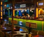 Akdeniz manzarasına karşı modern tasarımlı ORCA CAFE LOUNGE Alanya dış mekân oturma alanı