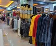 Rafaello Deri mağazasında yüksek kaliteli el yapımı deri ceketler, montlar ve kürk tasarımlar sergileniyor.