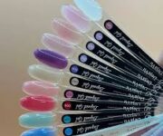 Alanya Kozmetik Nail Shop’un mağaza ve vitrin görüntüsü, tırnak bakımı, manikür ve pedikür ürünleriyle dolu modern bir salon.