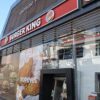 07 King Burger Alanya’nın renkli dış cephesi ve servis tabağında sunulan çift katlı burger menüsü