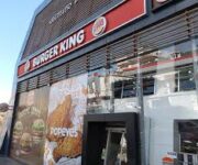 07 King Burger Alanya’nın renkli dış cephesi ve servis tabağında sunulan çift katlı burger menüsü