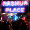 Rasmus Place Alanya'nın modern tasarımlı oturma alanı ve servis edilen kokteyller eşliğinde akşam ambiyansı