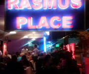 Rasmus Place Alanya'nın modern tasarımlı oturma alanı ve servis edilen kokteyller eşliğinde akşam ambiyansı