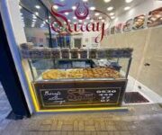 Saray Pastanesi Alanya’da sergilenen taze baklava, yaş pasta ve tatlı çeşitleri
