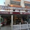 Yetgin Pastanesi Alanya’da taze yaş pastaların, kurabiyelerin ve geleneksel tatlıların sergilendiği vitrin görünümü