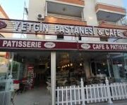 Yetgin Pastanesi Alanya’da taze yaş pastaların, kurabiyelerin ve geleneksel tatlıların sergilendiği vitrin görünümü