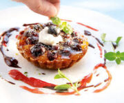 “Muzdali Lounge Cafe Alanya’da renkli lounge oturma alanı, dekoratif bitkiler ve şık ambiyans.”