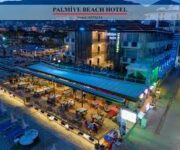 “Royalisa Palmiye Beach Hotel’in Kleopatra Plajı’na sıfır, palmiyelerle çevrili deniz manzaralı açık alanı.”